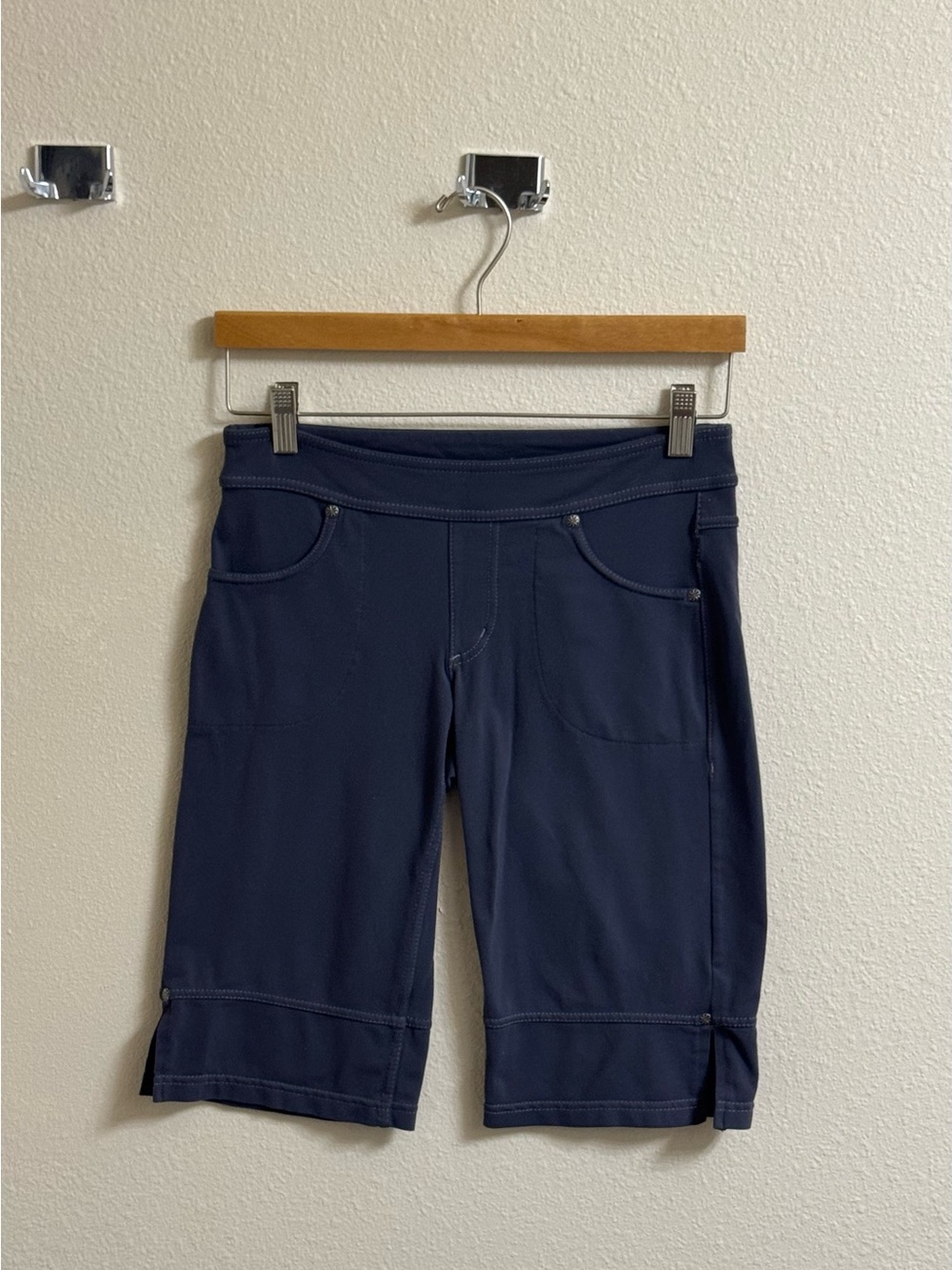 Women’s Athleta blue gray capri shorts size XS